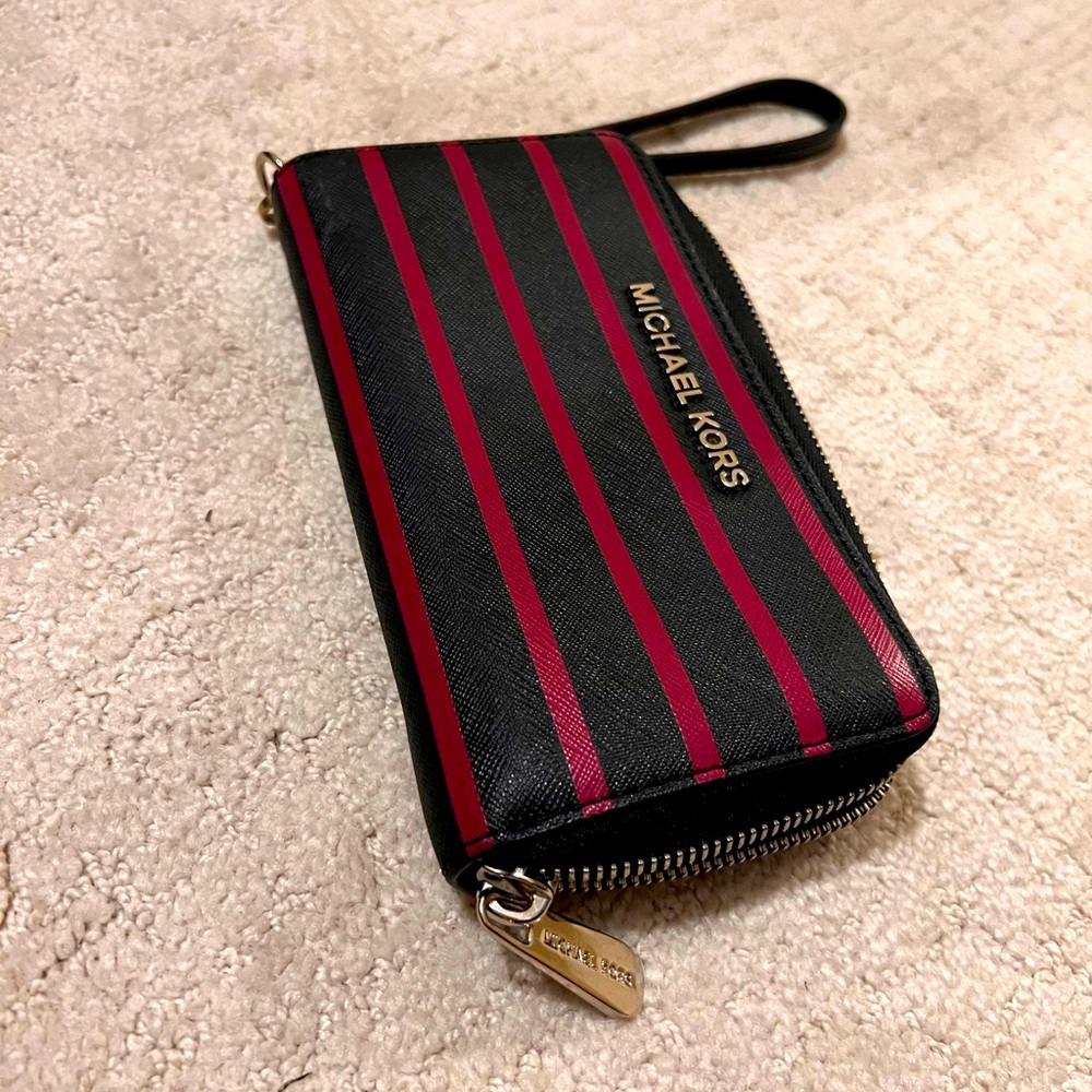 Michale Kors Wristlet (lightly used and great condition)